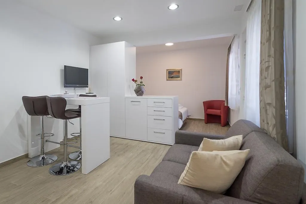 Drop In Split Luxury Suites 0*,