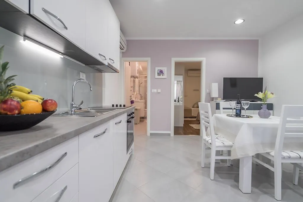 Drop In Split Luxury Suites 0*,