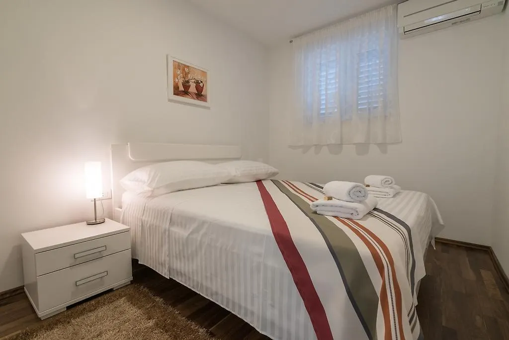 Drop In Split Luxury Suites Apartment