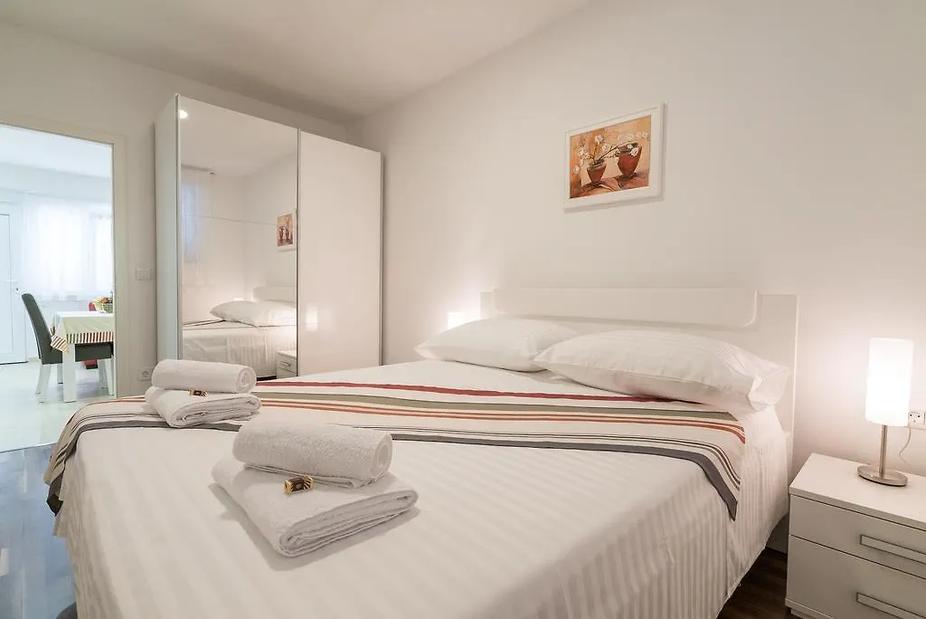 Drop In Split Luxury Suites Apartment